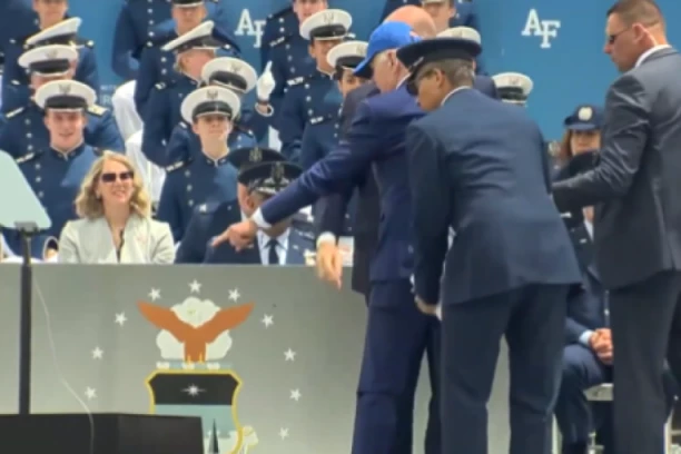 BAJDEN LJOSNUO ZA SVE PARE! Njegovim padovima nikad kraja, svi zanemeli nakon BLAMA (VIDEO)