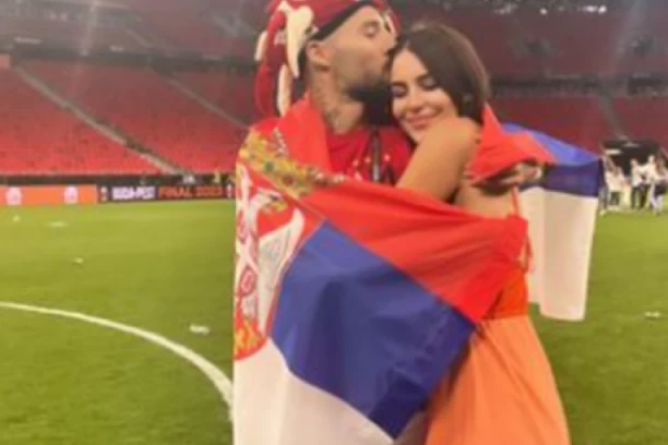 GUDELJ OBJAVIO EMOTIVNE FOTOGRAFIJE SA ANASTASIJOM: Prigrlio nju i pehar, pa raspametio naciju!
