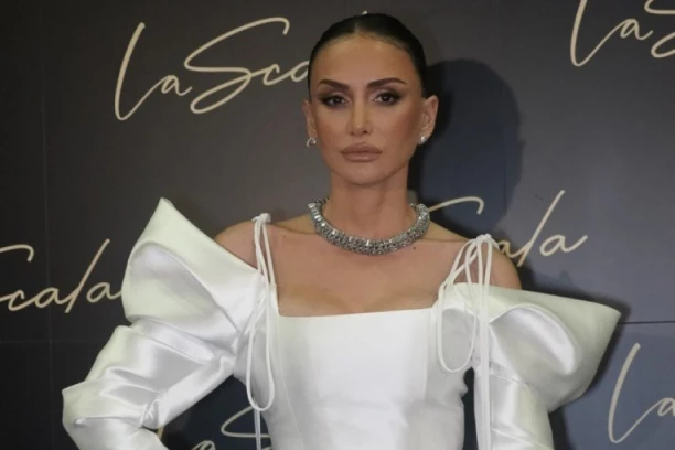 DUGO JE ČEKALA NA OVO: Emina Jahović u BELOJ haljini, čestitke neprestano stižu! (FOTO)