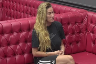 NAJVEĆI FOLIRANT ILI NESHVAĆENA OSOBA? Voditelj Zadruge saterao Anu u ćošak, priznala sve o Zvezdanu Slavniću i Aci Buliću! (VIDEO)