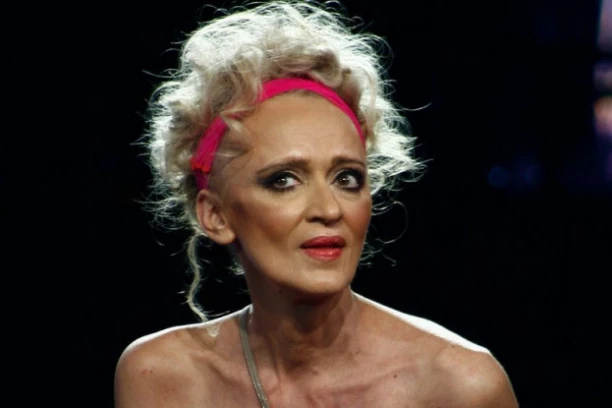 OVO JE JEDINA SLIKA BEBI DOL SA MUŽEM KOG KRIJE OD JAVNOSTI: U braku su već GODINAMA, a niko ne zna kako ON izgleda! (FOTO)