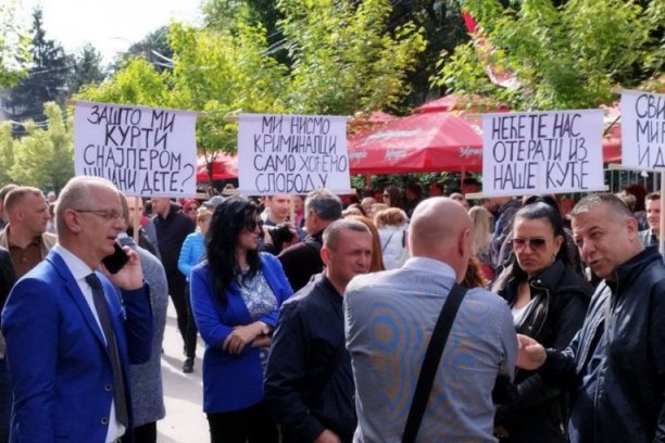 NE ŽELIMO ŠOK BOMBE I SUZAVAC: Pogledajte poruke  Srba iz Zvečana (FOTO GALERIJA)