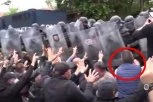 MIRNO SEDELI NA ZEMLJI PA IH KFOR UHVATIO: Dokaz da Srbi koji su uhapšeni na protestima u Zvečanu nisu ništa uradili (FOTO/VIDEO)