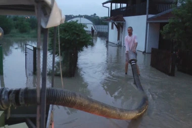 U ČAČKU POTOP! Celu noć trajala borba sa vodom, meštani pomažu jedni drugima da bi je zaustavili (FOTO)