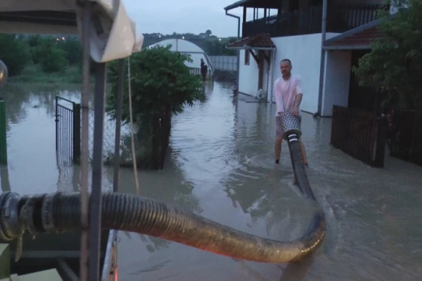 U ČAČKU POTOP! Celu noć trajala borba sa vodom, meštani pomažu jedni drugima da bi je zaustavili (FOTO)