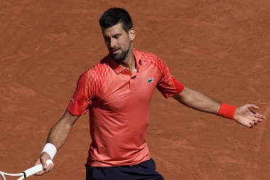 ĐOKOVIĆU "PUKAO FILM": Novak se IZNERVIRAO, pa PSOVAO publiku! (VIDEO)