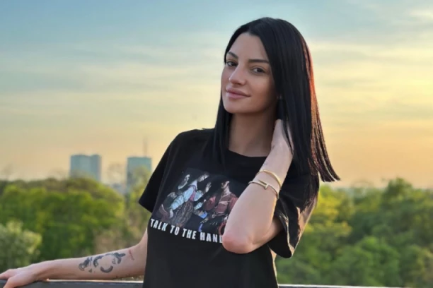 TARI SIMOV ZAKAZAN POROĐAJ: Zbog komplikacija se porađa pre vremena!