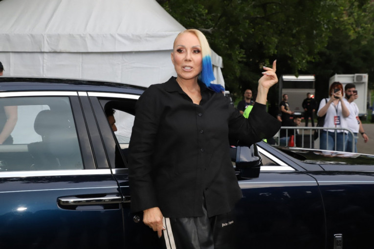 Lepa Brena stiže na događaj