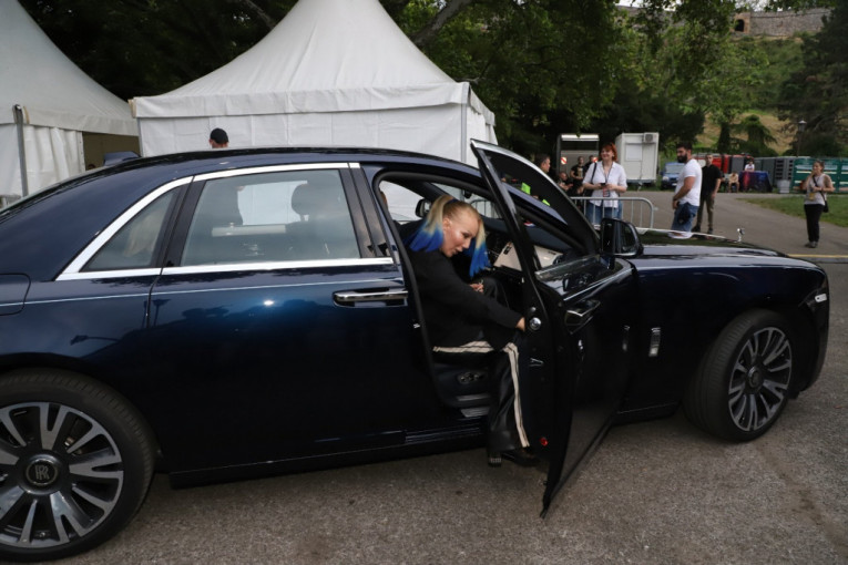 Lepa Brena stiže na događaj