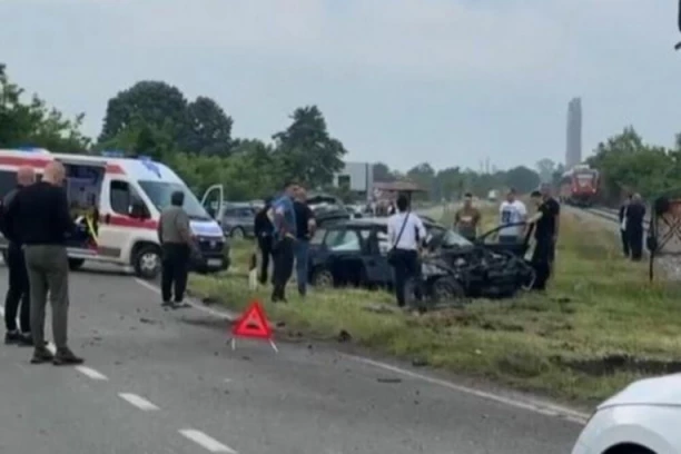TEŽAK UDES U LOZNICI! VOZ UDARIO U AUTOMOBIL: Vozilo ostalo potpuno smrskano (VIDEO)