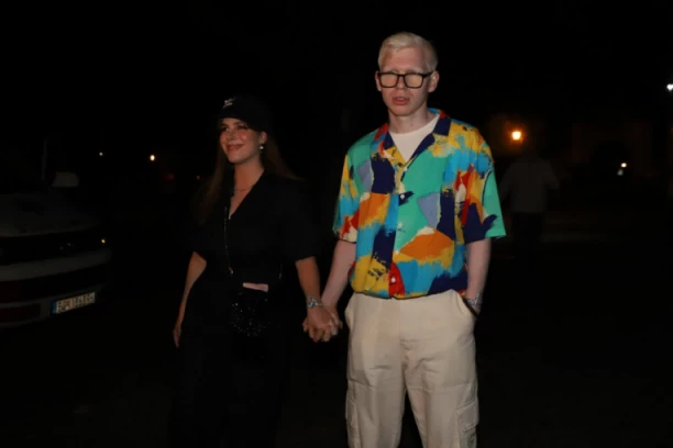 ALBINO UHVAĆEN U ŠOK IZDANJU: Ne obraća pažnju na poglede prolaznika! (FOTO)