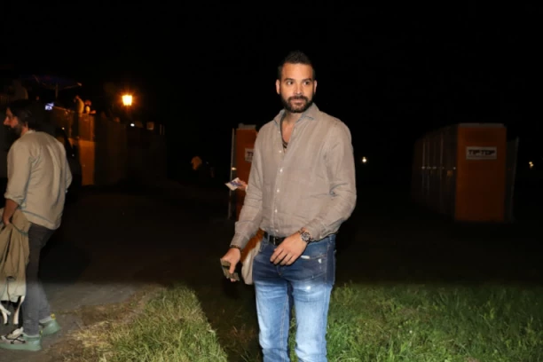 SVI SE PITAJU GDE JE PRIJA: Poznati stigli na OKRŠAJ Senide i Lepe Brene, Filip Živojinović uslikan SAM (GALERIJA)