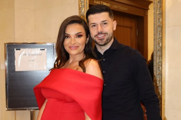 TRUDNA TAMARA MILUTINOVIĆ OBJAVILA VRUĆE KADROVE: Pevačica pokazala trudnički stomak u mini bikiniju!