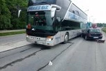 UHAPŠEN VOZAČ KOJI JE IZAZVAO SUDAR U ŠAPCU: Skrenuo preko pune linije, na njega naleteo autobus đačke ekskurzije, povređeno 10 dece!