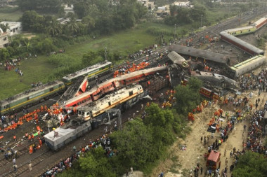 TELA ŽRTAVA PREKRIVERNA ČARŠAVIMA LEŽALA NA ZEMLJI: U olupinama dva voza na istoku Indije NEMA preživelih, 280 života ugašeno u jezivoj tragediji