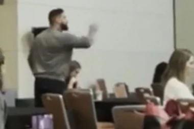 SKANDAL! Muškarac upao na Panel ginekologa i počeo da ŠAMARA LEKARA! "Sedam godina te čekam..."! (VIDEO)