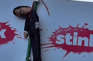 PLANIRATE DA PRESUĐUJETE KAO OZNA NEKADA: Đukanović se oglasio povodom obešene lutke Vučića na protestu