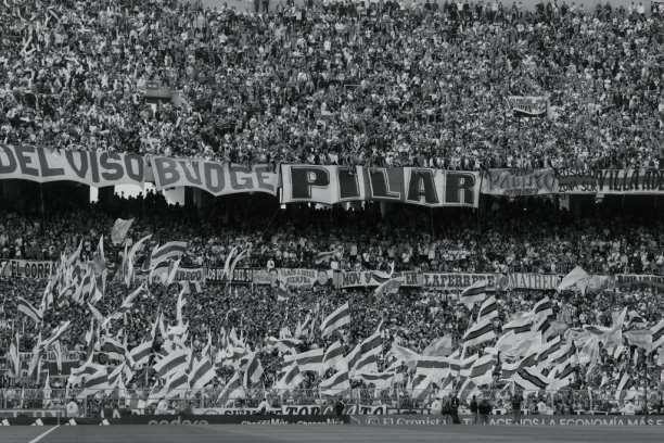 TRAGEDIJA SVETSKIH RAZMERA: Navijač IZVRŠIO SAMOUBISTVO na ČUVENOM STADIONU? Tribine bile PREPUNE ljudi! (VIDEO)