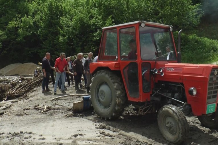 Traktor u rapščišćavanju nakon nevremena