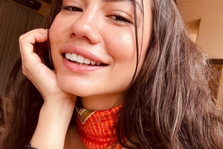 Turska glumica Demet  se smeje