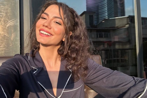 KUPAĆI JOJ JE TOLIKO MALI DA SE JEDVA PRIMEĆUJE: Van kamera ljubila je sve TURSKE FACE, a sada pokazala duplo više nego u seriji, BRUTALNO ZGODNA (FOTO)