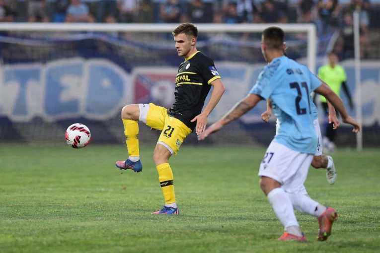 PUT KOJIM SE REĐE IDE: Vezni fudbaler poneo dres rivalskog kluba - ubuduće će nastupati u crveno-beloj sportskoj opremi! (VIDEO)