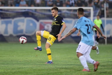 PUT KOJIM SE REĐE IDE: Vezni fudbaler poneo dres rivalskog kluba - ubuduće će nastupati u crveno-beloj sportskoj opremi! (VIDEO)