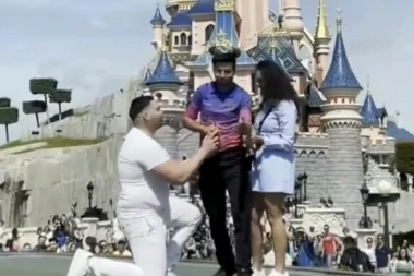 KLEKNUO JE, ALI JE DEVOJKA UMESTO PROSIDBE DOŽIVELA HOROR: Pojavio se ON i apsolutno sve uništio! (FOTO)