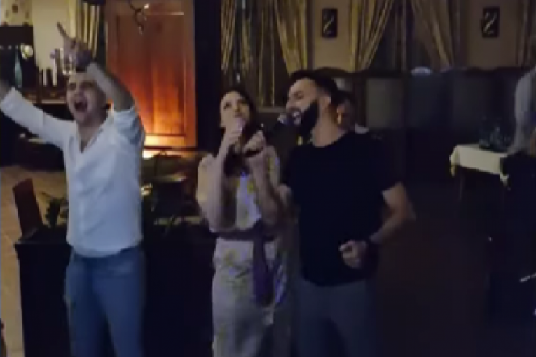 Darko Tanasijević peva