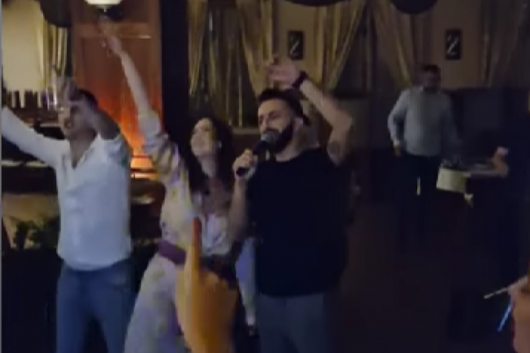 Darko Tanasijević peva