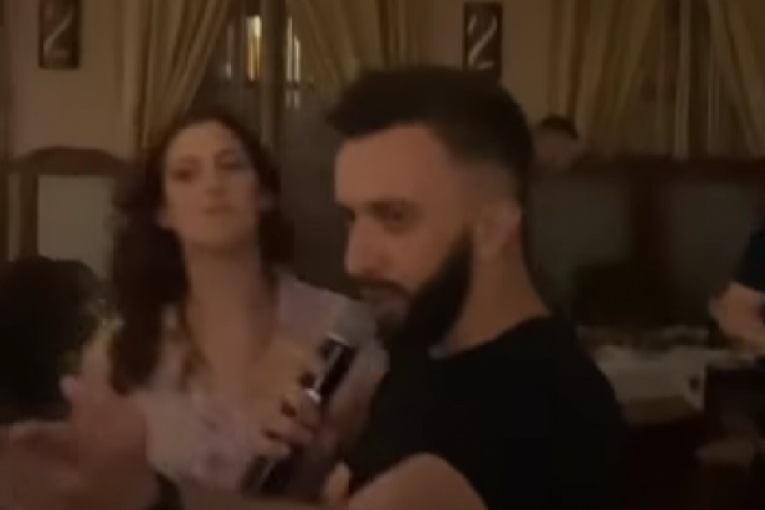 Darko Tanasijević peva