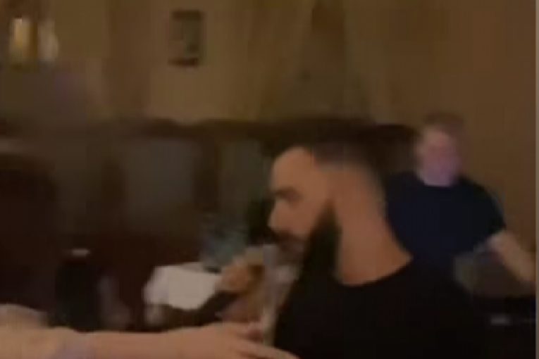 Darko Tanasijević peva