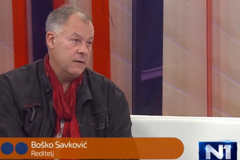 KAŽETE VUČIĆEV PROVOKATOR? “Nosač” lutke OBEŠENOG predsednika ne skida se sa ŠOLAKOVIH medija!