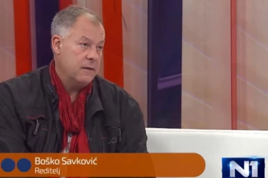 KAŽETE VUČIĆEV PROVOKATOR? “Nosač” lutke OBEŠENOG predsednika ne skida se sa ŠOLAKOVIH medija!