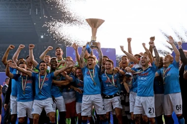 FEŠTA NA "MARADONI": Napoli krunisan titulom prvaka Italije!
