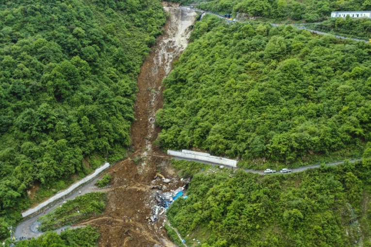 OBRUŠIO SE DEO PLANINE U KINI: Velika stena pala na kuće, 19 stradalih u Sečuanu (FOTO, VIDEO)