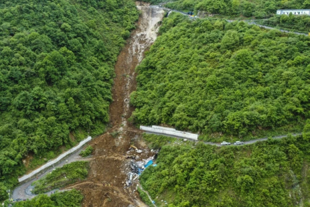 OBRUŠIO SE DEO PLANINE U KINI: Velika stena pala na kuće, 19 stradalih u Sečuanu (FOTO, VIDEO)