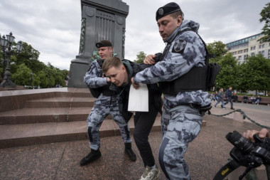 UHAPŠENO 100 LJUDI U RUSIJI: Zbog obeležavanja rođendana Alekseja Navaljnog i protiv ratnih protesta