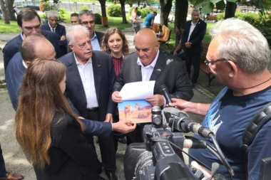 GUVERNER EGIPATSKOG JUŽNOG SINAJA POKLONIO ZOOLOŠKOM VRTU U JAGODINI PAR KAMILA