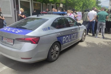 MOJ LIČNI ZAKON TI NE DOZVOLJAVA DA NAS SNIMAŠ: Kurtijevi teroristi ne prestaju sa represijom srpskog naroda na Kosmetu, prete i maltretiraju sve redom (VIDEO)