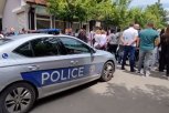KURTIJEVI SPECIJALCI PONOVO PROVOCIRAJU: Vozilom došli među Srbe koji mirno protestuju i uznemirili ih (VIDEO)