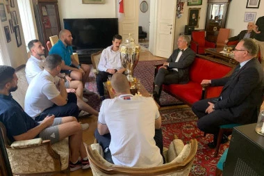 AMBASADOR RODIĆ PRIMIO BASKETAŠE: Hvala vam na dostojnom predstavljanju Srbije, ovaj pehar je vrlo značajan (FOTO)