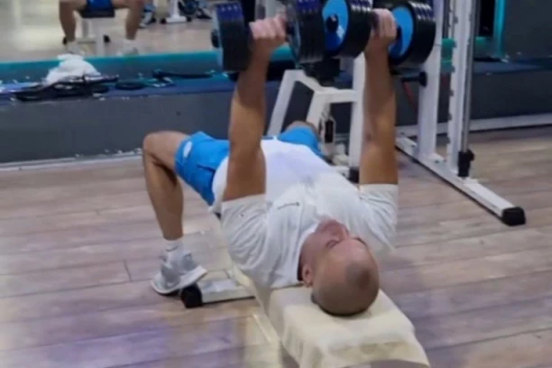 TOPALKO SKINUO GAĆE, PA SE SLIKAO! Folker napravio haos na društvenim mrežama, žene odlepile zbog OVOG prizora! (FOTO)