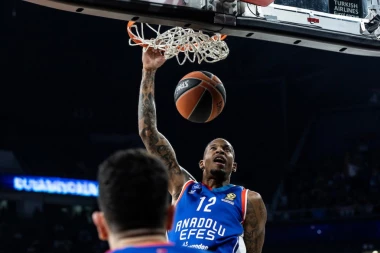 NEMA KRAJA MALERIMA: Efes UNIŠTAVAJU povrede!