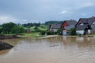 KATASTROGA U KOSJERIĆU! Poplave napravile haos, voda prodrla u 20 kuća! (FOTO)