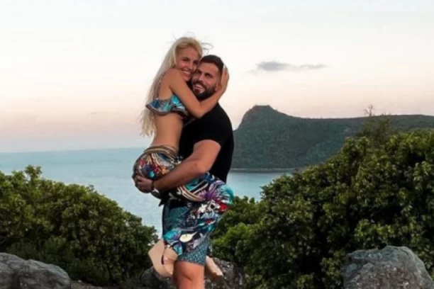 PRIVATNI SNIMAK SARE RELJIĆ SA DEČKOM: Komentari pljušte, sve podseća na film za odrasle!