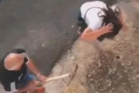 MUŠKARAC UDARA KRAMPOM ŽENU U GLAVU, ODJEKUJU URLICI: Meštani U ŠOKU zbog zastrašujućeg prizora, snimak prodrmao društvene mreže (VIDEO)