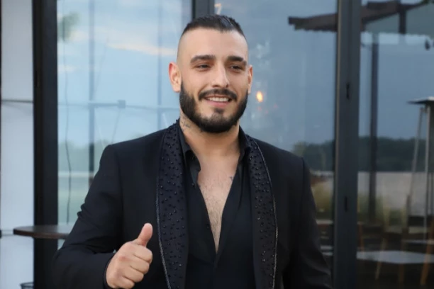 DARKO LAZIĆ KUPIO EGZOTIČNU ŽIVOTINJU: Ćerki priredio šok iznenađenje! (VIDEO)