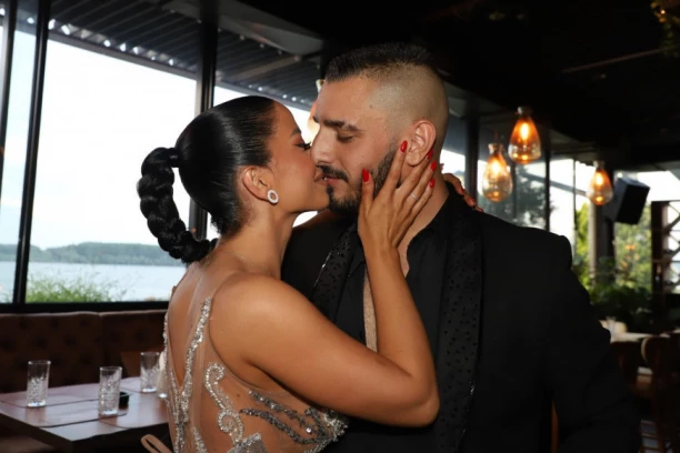 SVE MU SMETA, OSIM NJIH! Darko Lazić pokazao ko mu je NAJVEĆA PODRŠKA, evo kako se nova supruga slaže sa njegovom majkom i sinom Aleksejom! (GALERIJA)