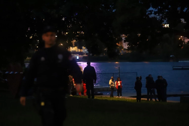 JEZIVE SCENE SA ADE CIGANLIJE: Policija i Hitna pomoć na terenu, stigle PORODICE utopljenih mladića (FOTO GALERIJA)